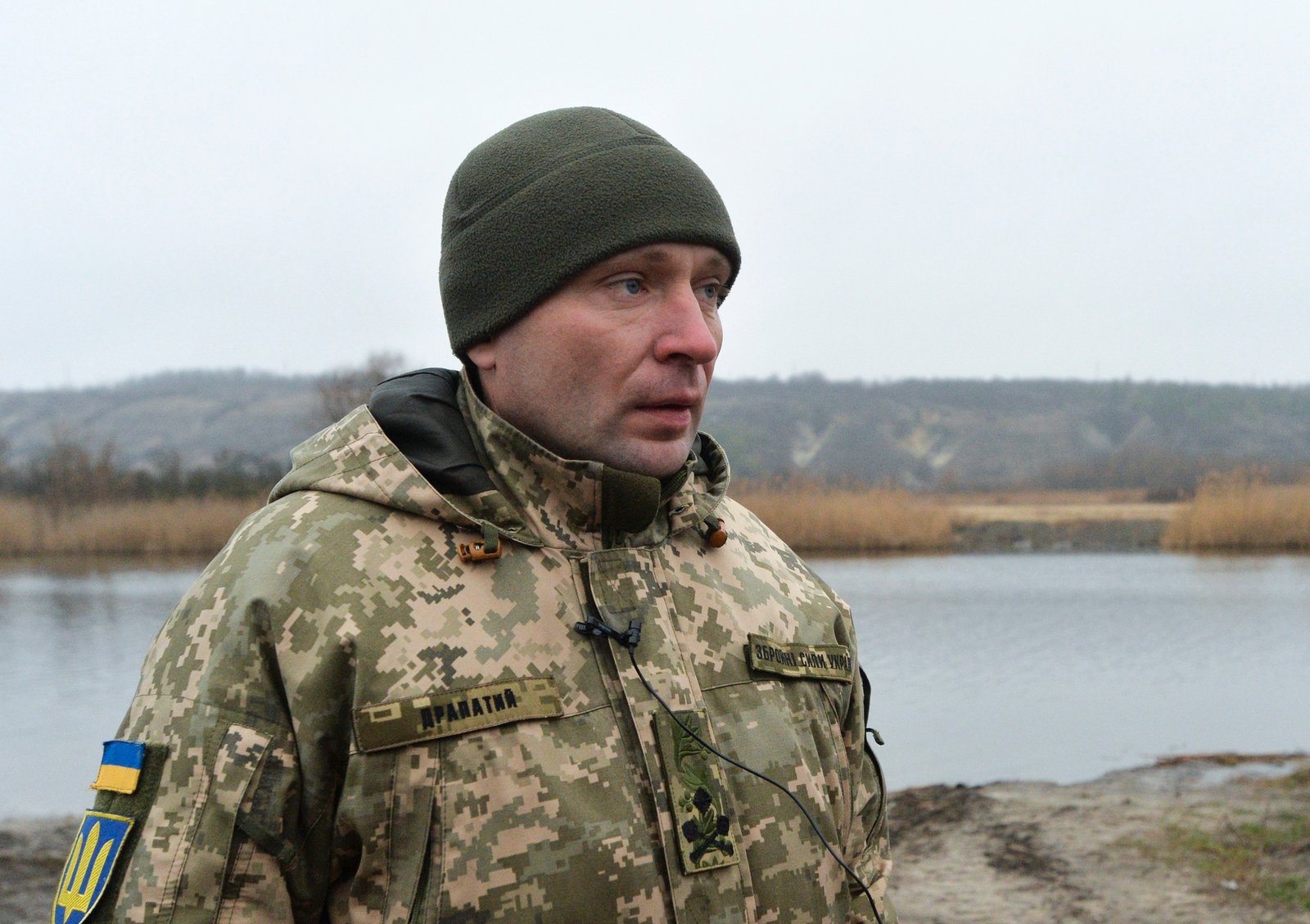 Західний інтелектуал або медіа-представник під час виступу, що ілюструє поширення наративів.