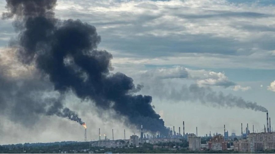 Омський нафтопереробний завод, об'єкт інфраструктури в Росії.