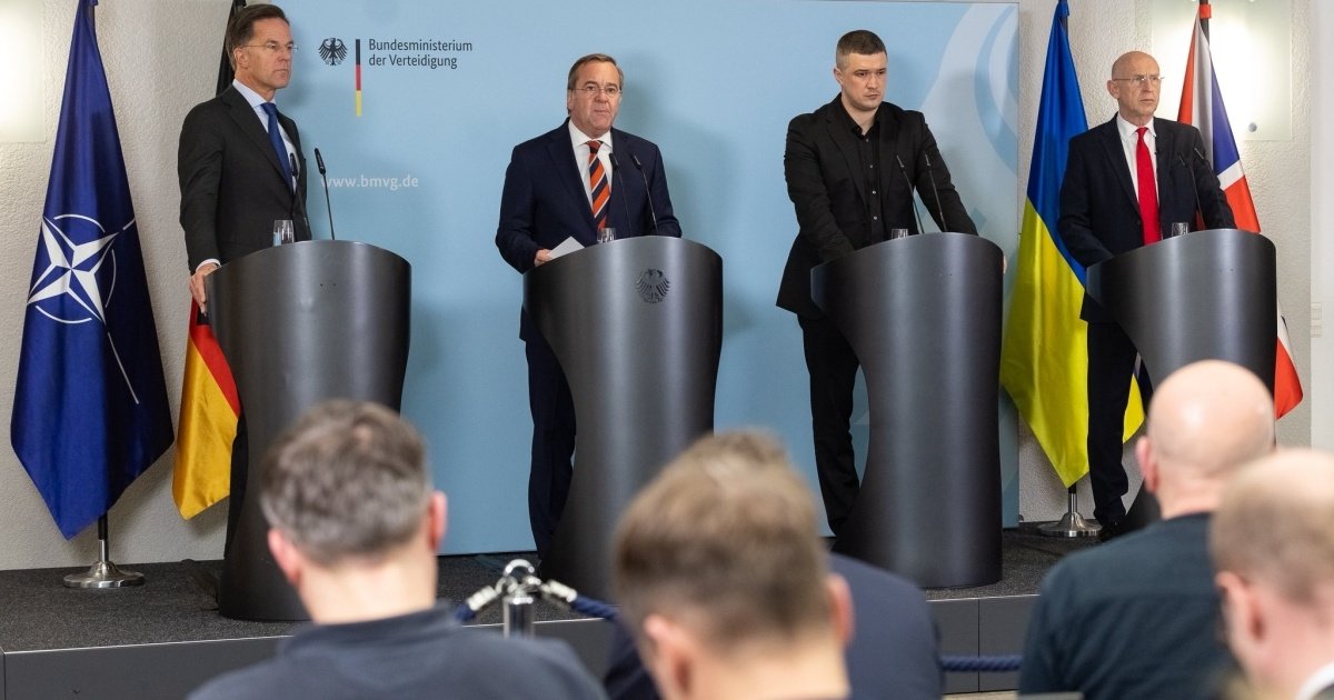 Зображення символізує співпрацю Європейського Союзу та України у сфері оборонних технологій та інновацій.