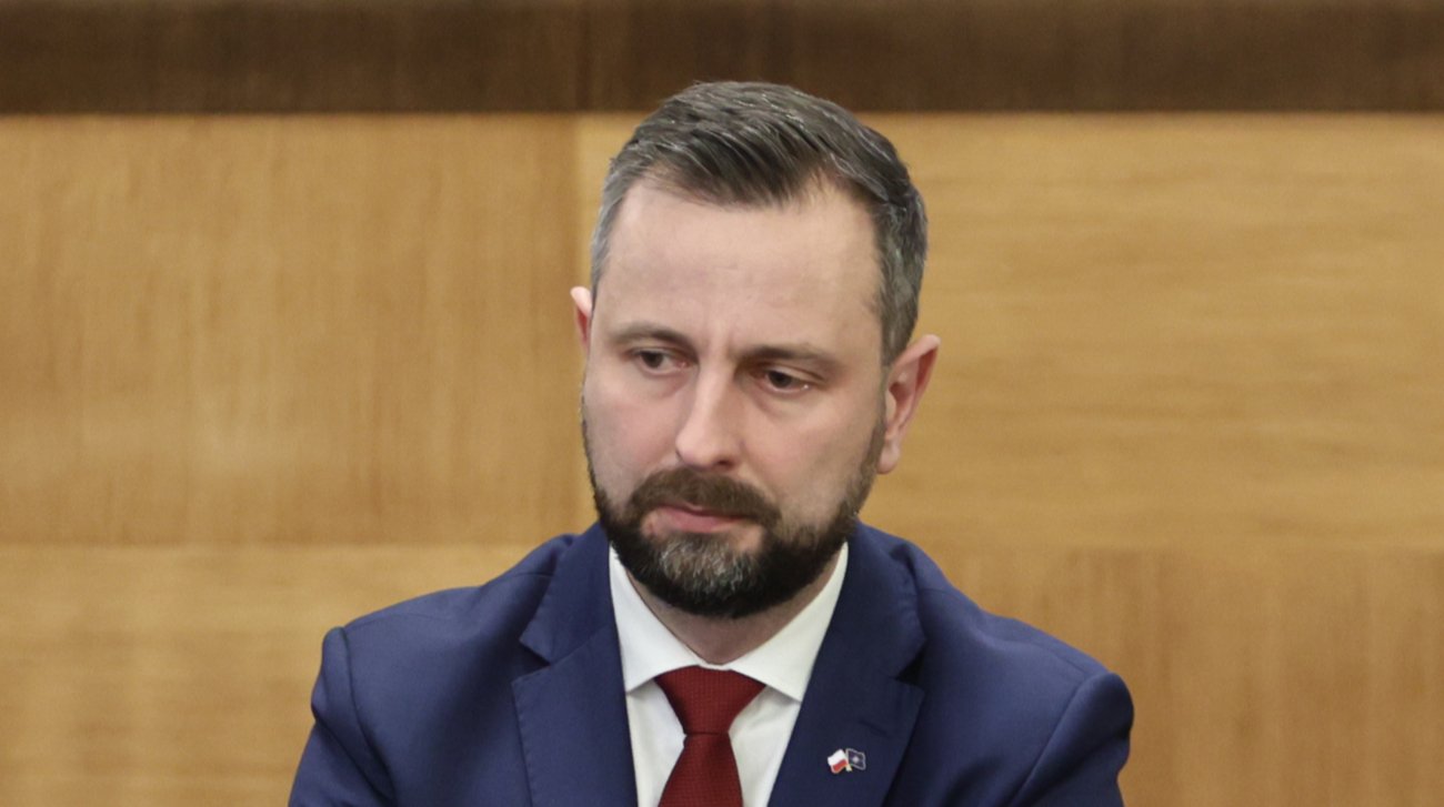 Міністр національної оборони Польщі Владислав Косіняк-Камиш під час офіційної заяви.