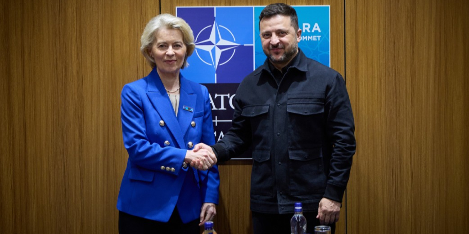 Президент України Володимир Зеленський під час нагородження президентки Європейської Комісії Урсули фон дер Ляєн Орденом Європи.