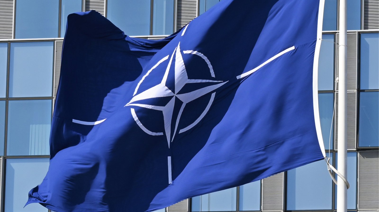 Зображення: Будівлі, що символізують інфраструктуру НАТО