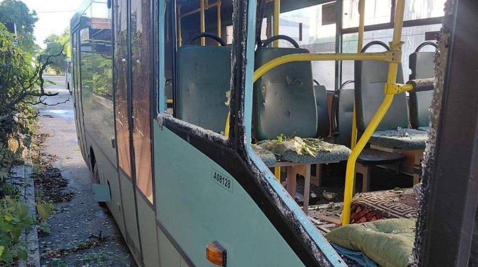 Пошкоджене маршрутне таксі та зупинка громадського транспорту у Херсоні після ранкових атак дронів.