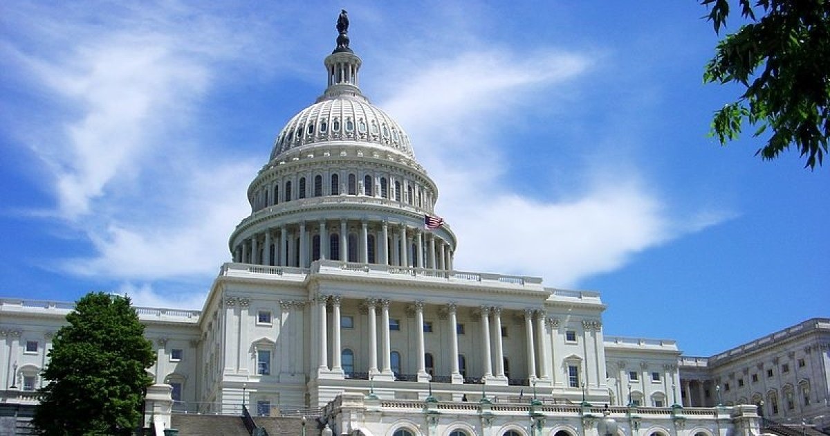 Будівля Капітолію США, де розташований Сенат, на тлі денного неба