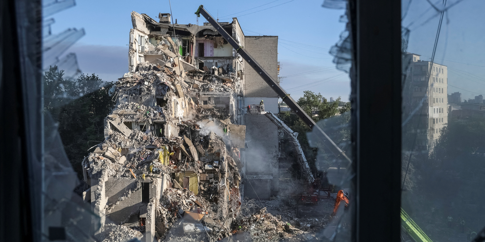 Зруйнований житловий будинок в Києві після масованої ракетної атаки 2 липня