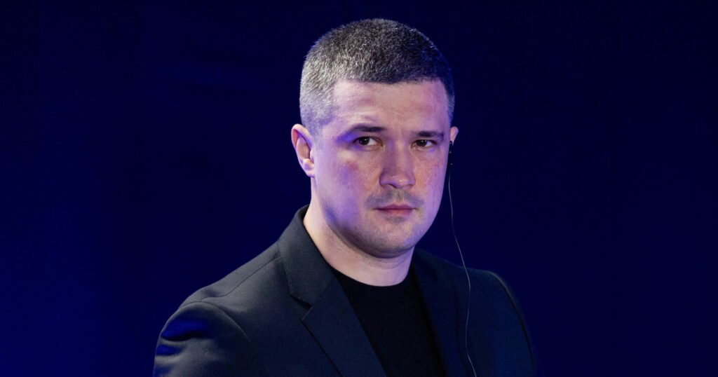 Михайло Федоров під час розмови з журналістами, обговорюючи питання військового керівництва та свою позицію