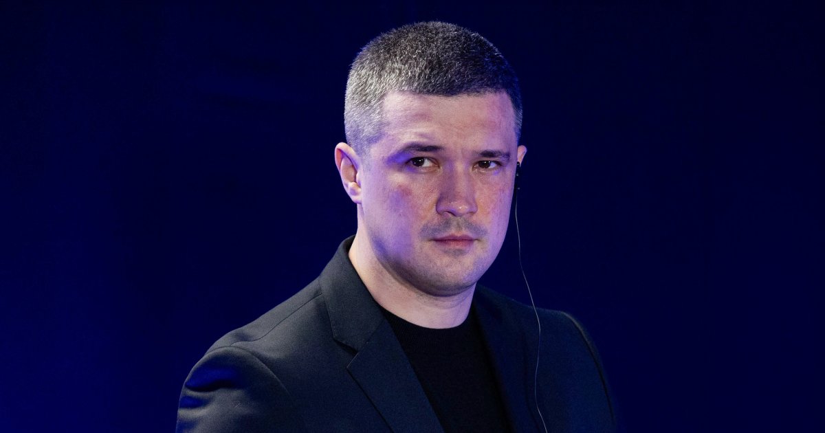 Михайло Федоров під час розмови з журналістами, обговорюючи питання військового керівництва та свою позицію