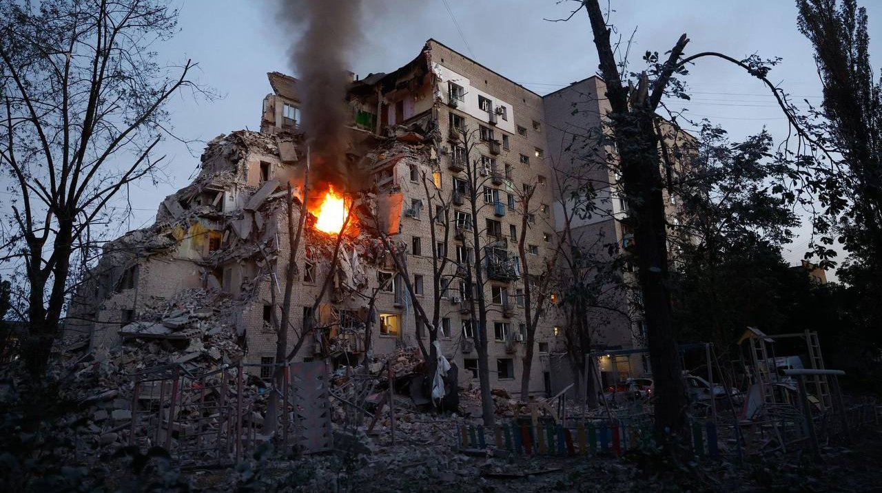 Фотографія зруйнованого будинку в Києві після російської атаки, де триває пошуково-рятувальна операція