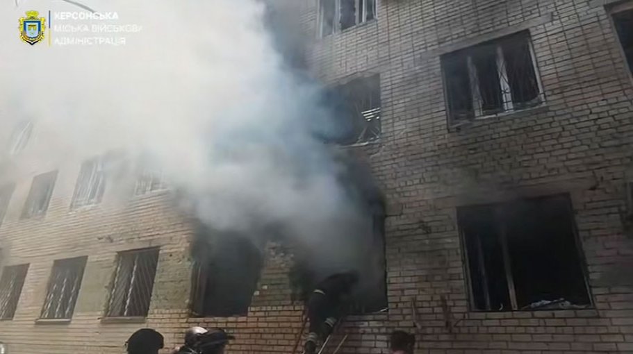 Наслідки російського удару безпілотником по центру Херсона, загибла та поранені.