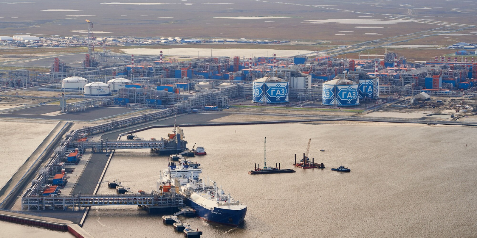 Порт, який приймає танкери зі скрапленим природним газом, що ілюструє логістику енергетичних поставок