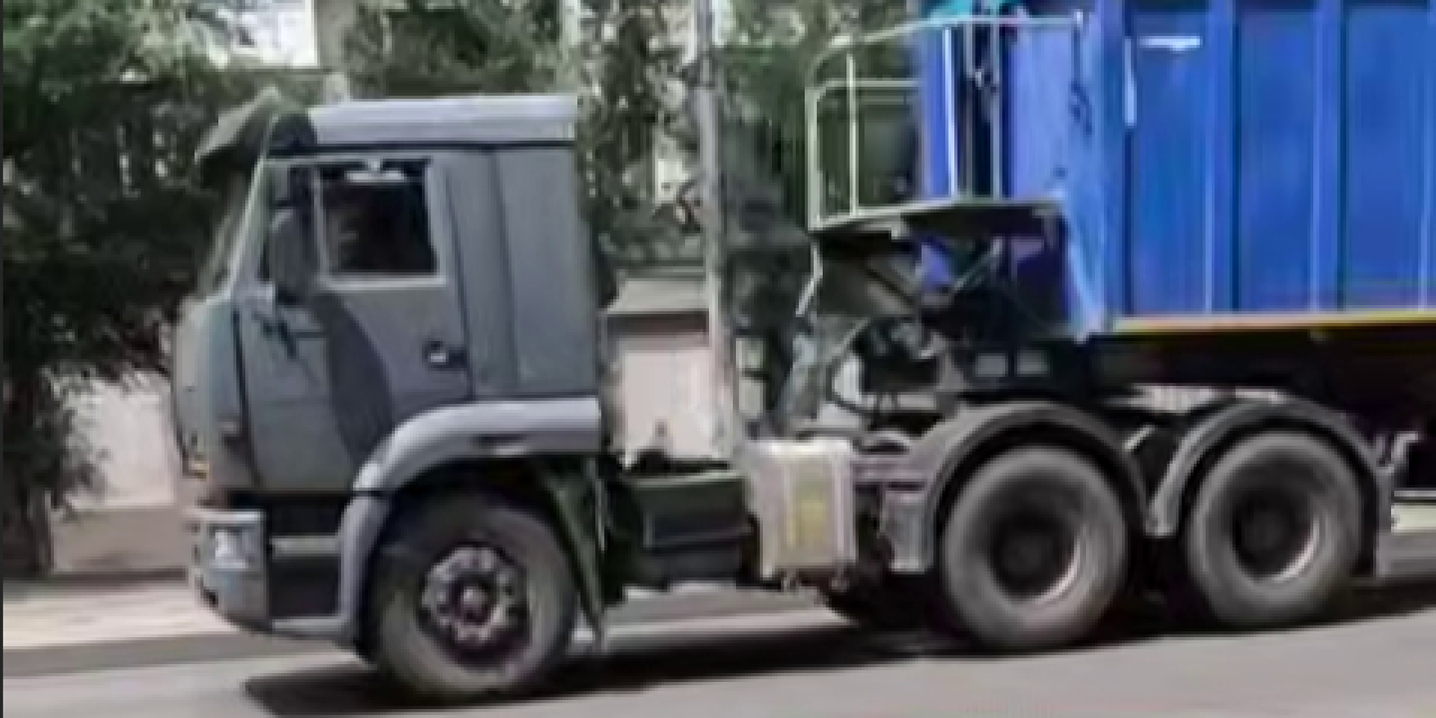 Російські військові колони, замасковані під цивільні автомобілі, рухаються через Маріуполь.