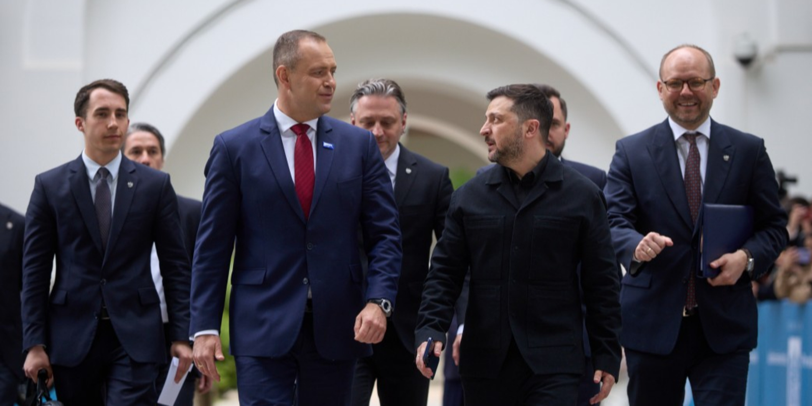 Двоє чоловіків, один представляє історика, інший — представника розвідки, обговорюють українсько-польські відносини.