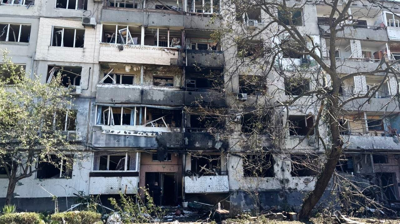 Наслідки авіаудару в Павлограді: пошкоджені будівлі та транспорт