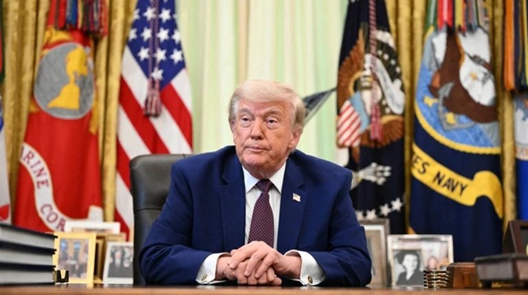 Президент Дональд Трамп на тлі економічних рішень щодо запровадження нових мит.