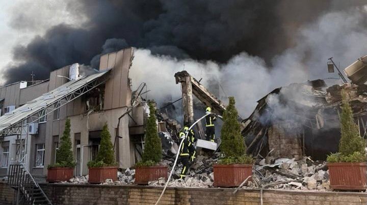 Зруйнований склад компанії MOYO після російського обстрілу