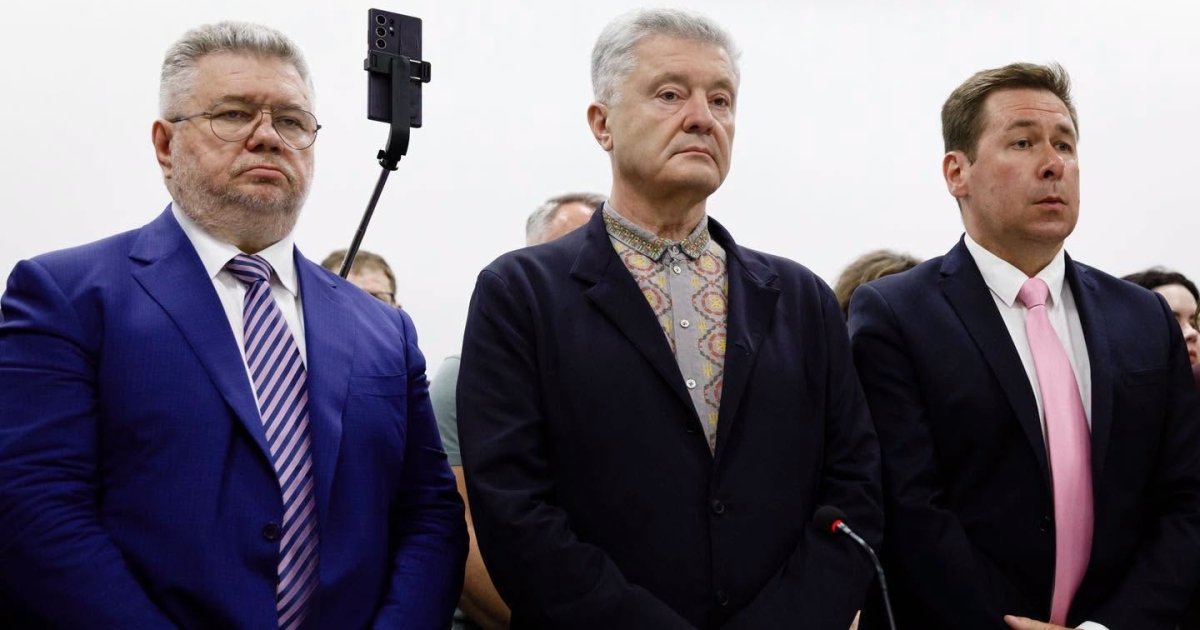 Портрет Петра Порошенка, лідера партії Європейська солідарність, на тлі зали суду.