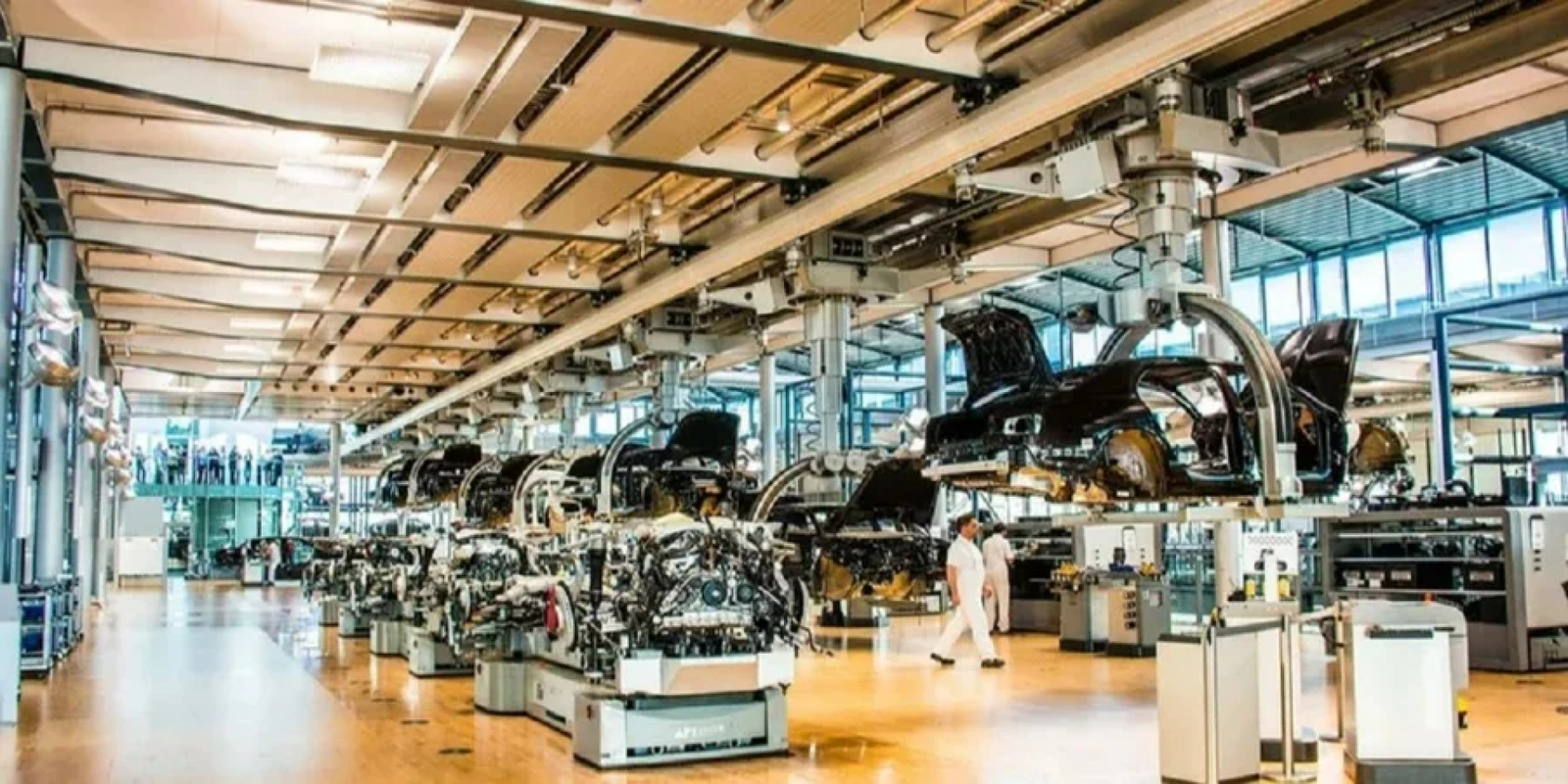 Огляд стратегії Volkswagen Group щодо оптимізації модельного ряду та виробничих потужностей.