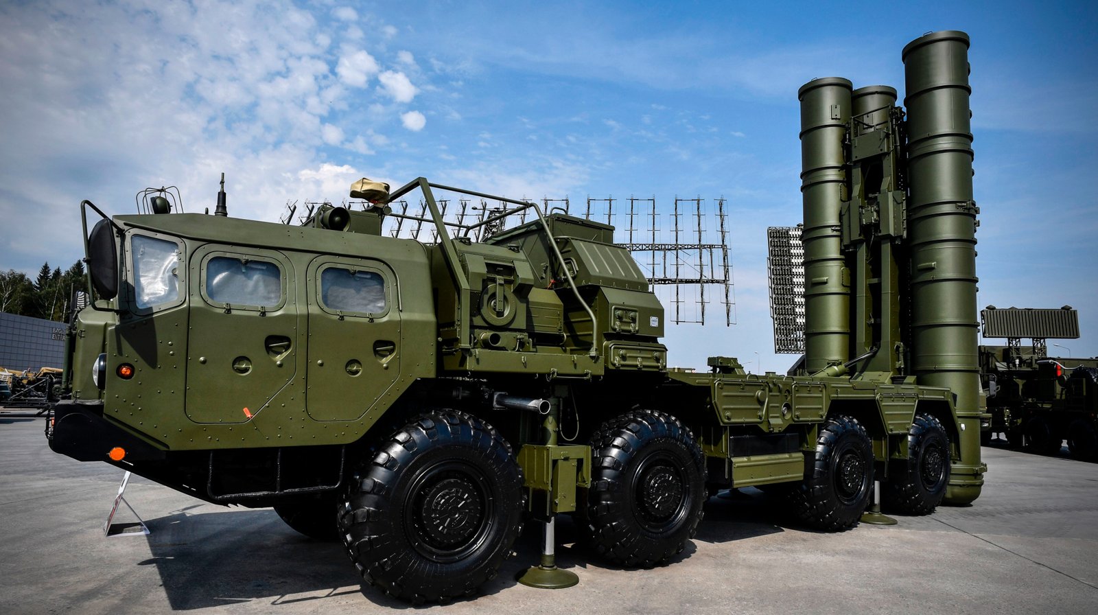 Ілюстрація зенітно-ракетного комплексу С-400 на тлі дипломатичних переговорів