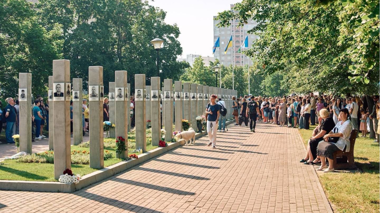 Портрети загиблих військових на бетонних стелах Алеї Героїв у Деснянському районі Києва.