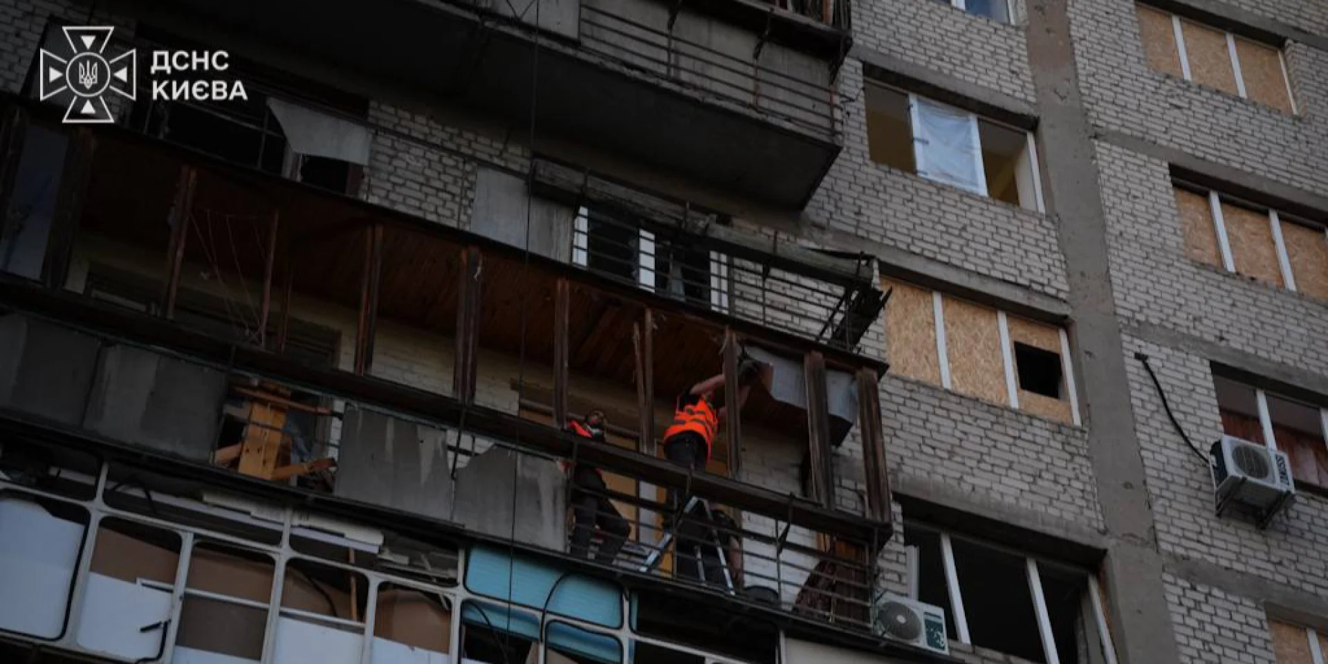 Зруйновані будівельні конструкції після атаки в Солом'янському районі Києва.