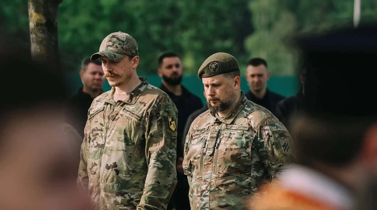 Президент України Володимир Зеленський обговорює військові рішення.