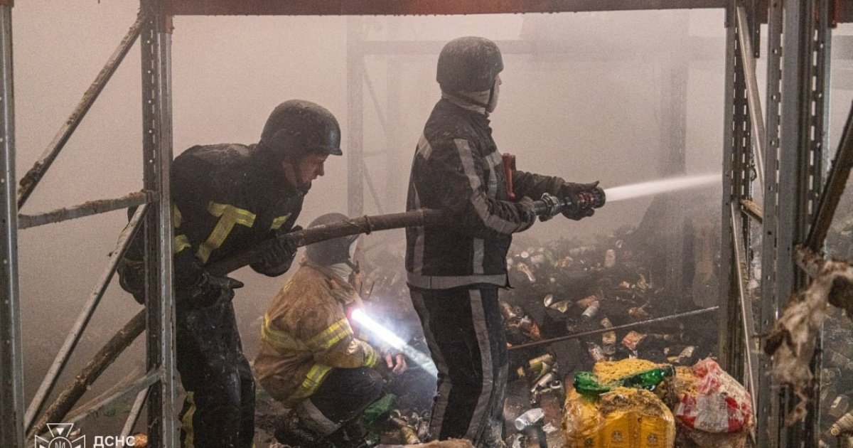 Наслідки нічної атаки 133 дронів по Україні, зафіксовані влучання та падіння уламків.