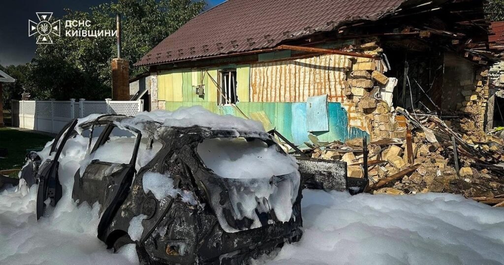 Рятувальники та спеціальна техніка працюють на місці руйнувань після удару по критичній інфраструктурі
