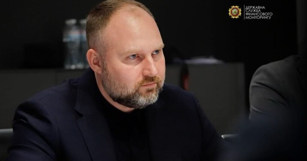 Філіп Пронін, голова Держфінмоніторингу, на фоні відомства, яке є об'єктом розслідування