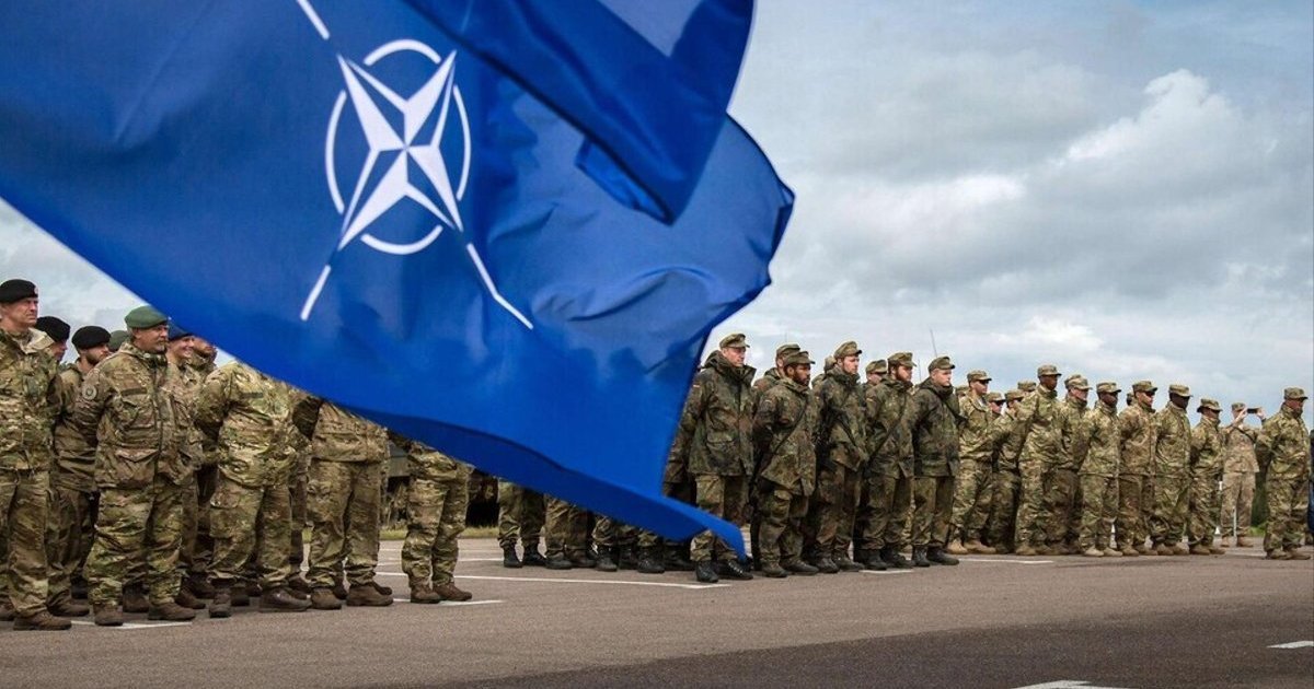 Представник НАТО обговорює відсутність ознак нападу Росії та гібридну діяльність.