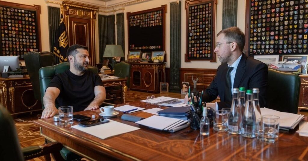 Президент України Володимир Зеленський на нараді з урядом щодо дипломатичної роботи