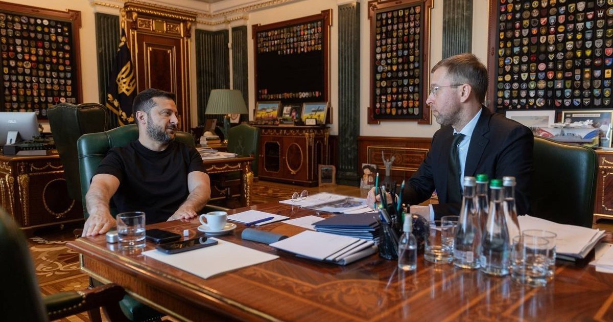 Президент України Володимир Зеленський на нараді з урядом щодо дипломатичної роботи