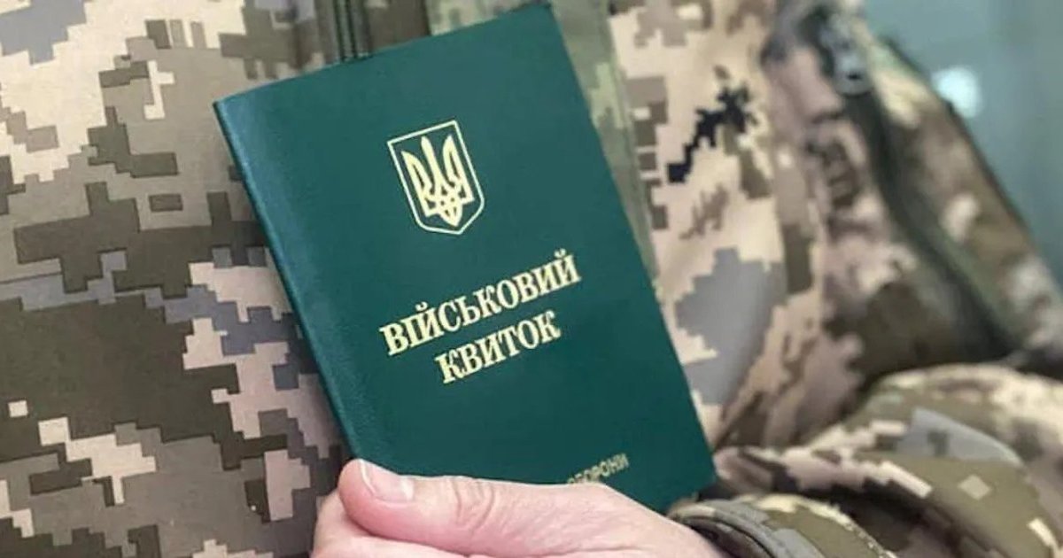 Чоловік подає документи в українському консульстві за кордоном
