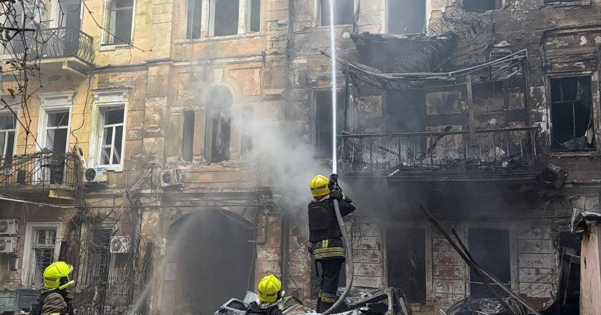 Наслідки атаки на Одесу з пошкодженнями інфраструктури та житлових будівель
