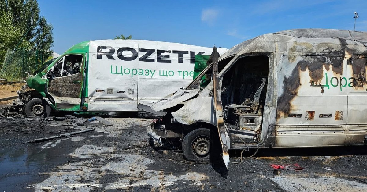 Уражений склад маркетплейсу в Броварах після атаки реактивного безпілотного літального апарату.