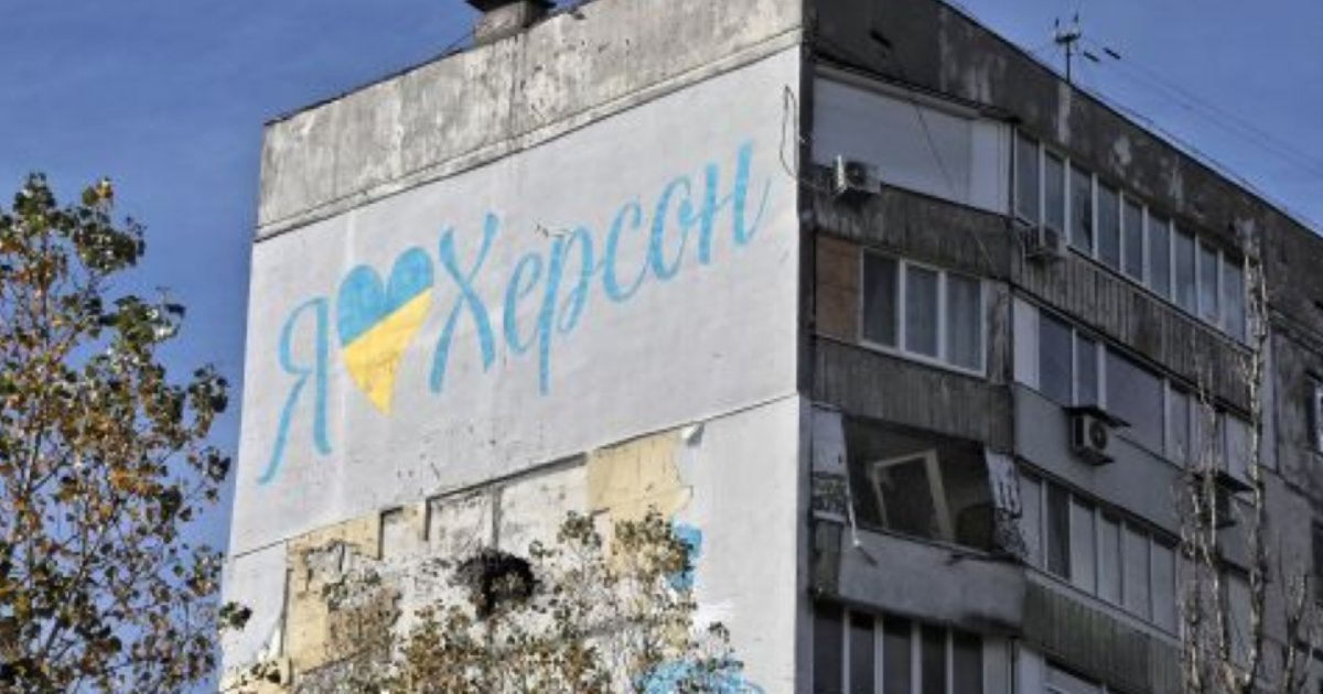 Наслідки атаки безпілотниками на Центральний район Херсона, загиблі та поранені