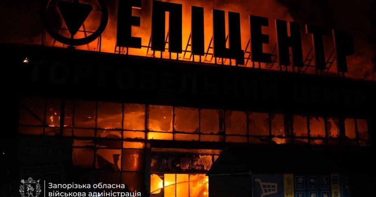 Зруйнований гіпермаркет Епіцентр в Запоріжжі після атаки БПЛА