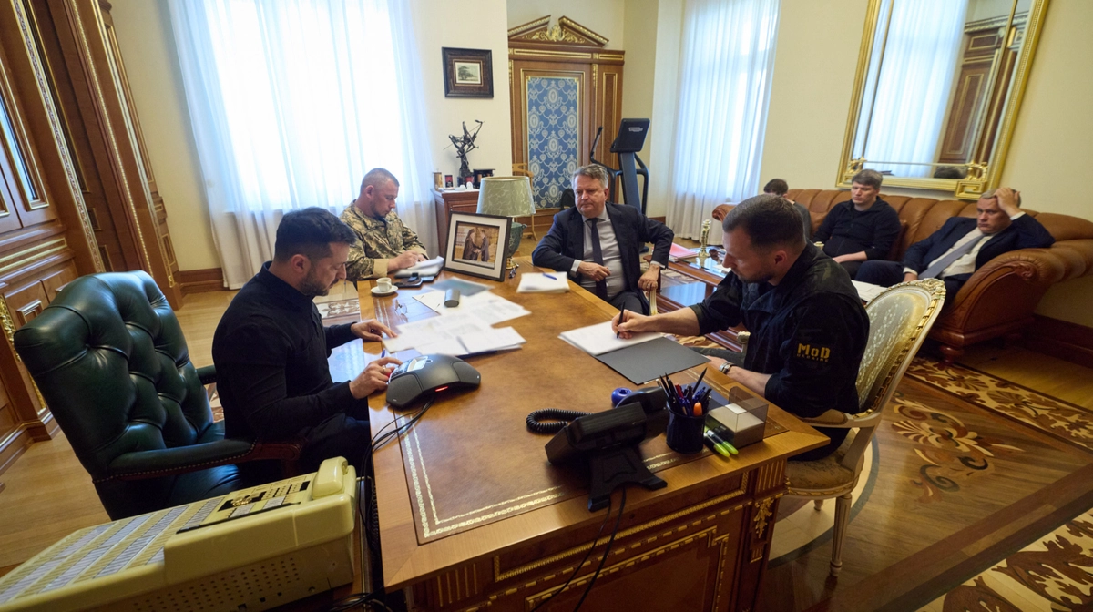 Президенти України та Франції обговорюють поставки обладнання та дипломатичні кроки