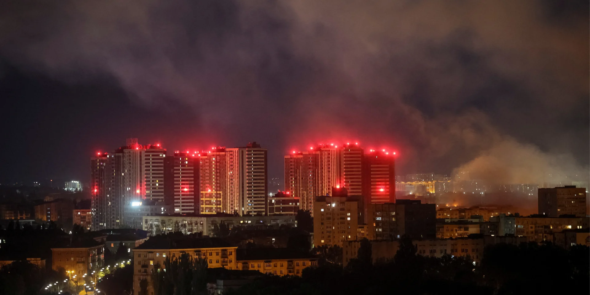Наслідки ракетної атаки РФ на Київ: пошкоджені будинки, ліквідація пожежі