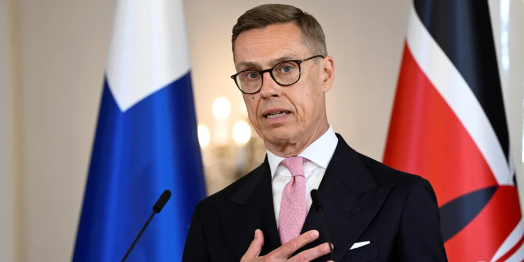 Портрет Президента Фінляндії Олександра Стубба, який обговорює військову безпеку