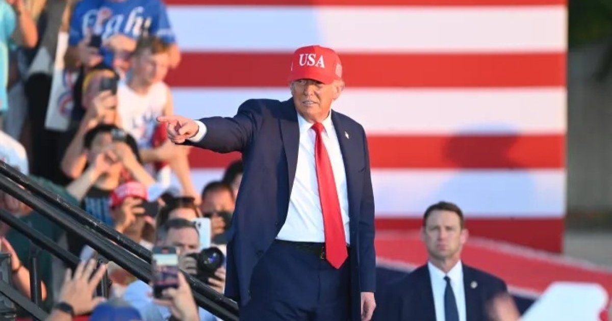 Портрет колишнього Президента США Дональда Трампа на тлі американського прапора