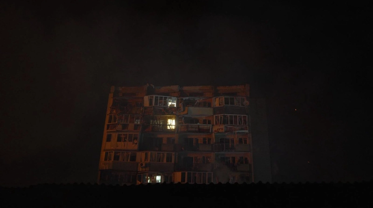 Наслідки балістичної атаки у Києві, пошкодження житлових будинків та лікарні.