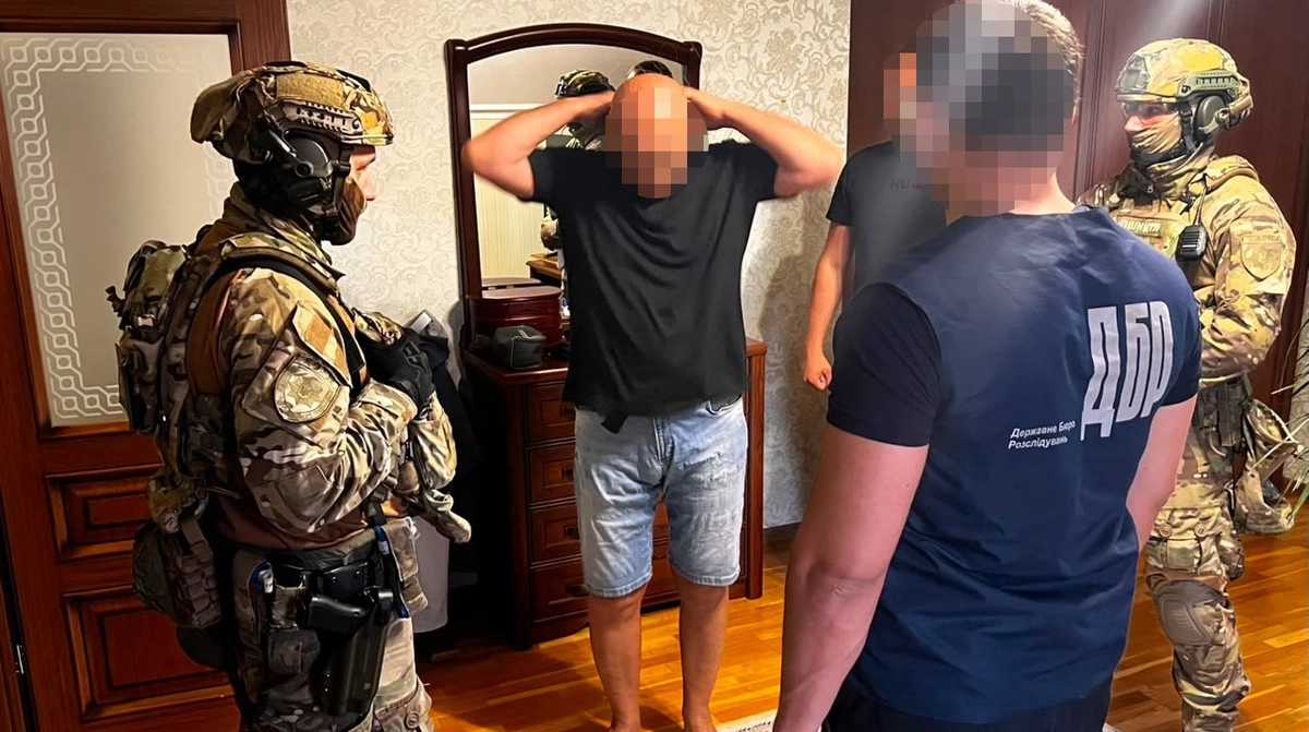 Затримання екскерівників Мукачівського РТЦК за незаконне виключення чоловіків з військового обліку