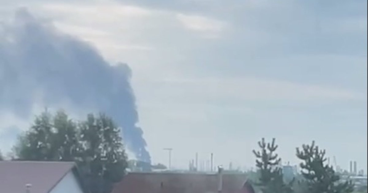Нічні атаки по НПЗ в Пермі та військовому аеродрому в Волгоградській області.