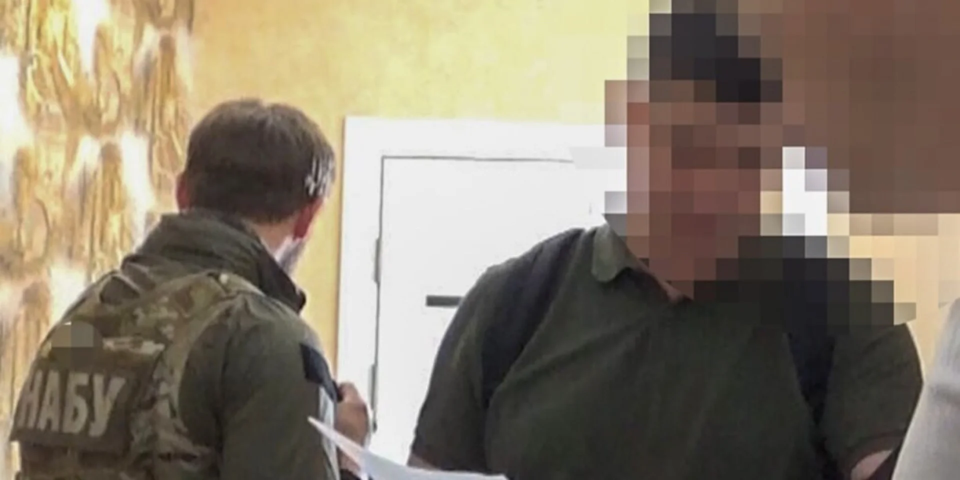 Зображення, що символізує розслідування корупційних схем за участі посадових осіб у Полтавській області.