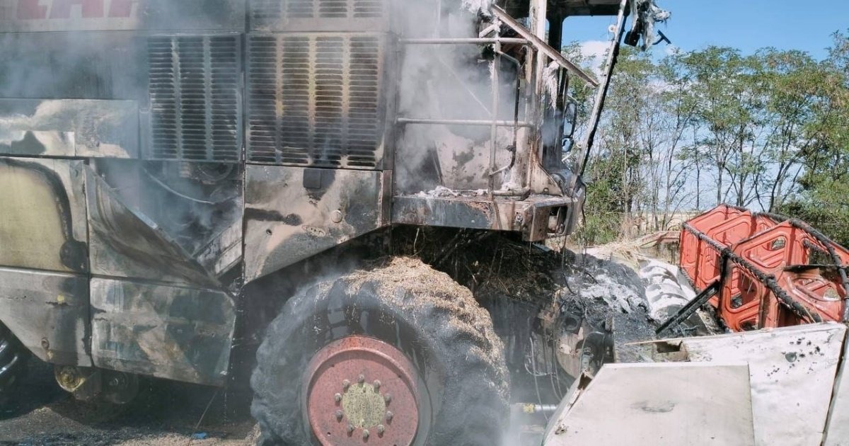 Пошкоджений комбайн після російського обстрілу в Запорізькій області