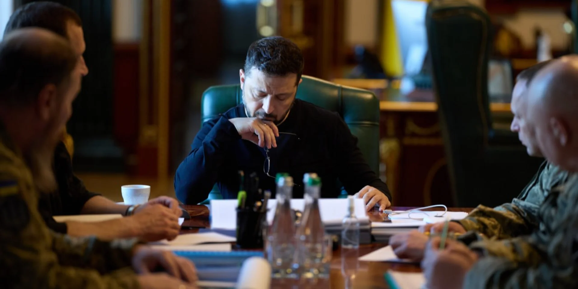 Президент України Володимир Зеленський проводить нараду з військовим командуванням