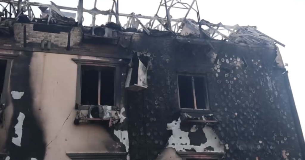 Зруйновані будівлі після удару дроном "Герань-4" по складах у селі Мила Бучанського району.