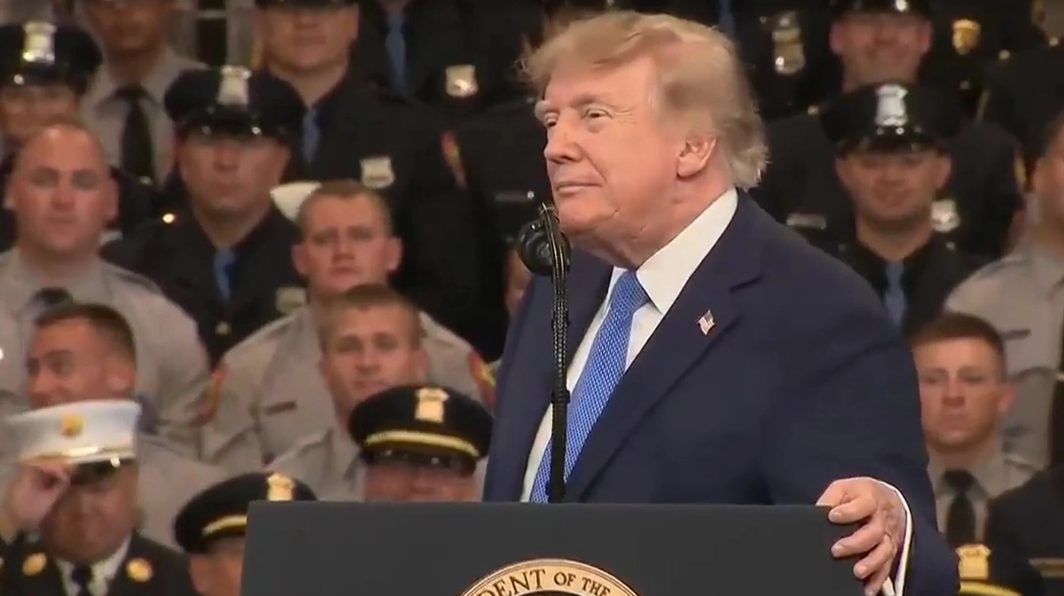 Дональд Трамп виступає перед аудиторією.