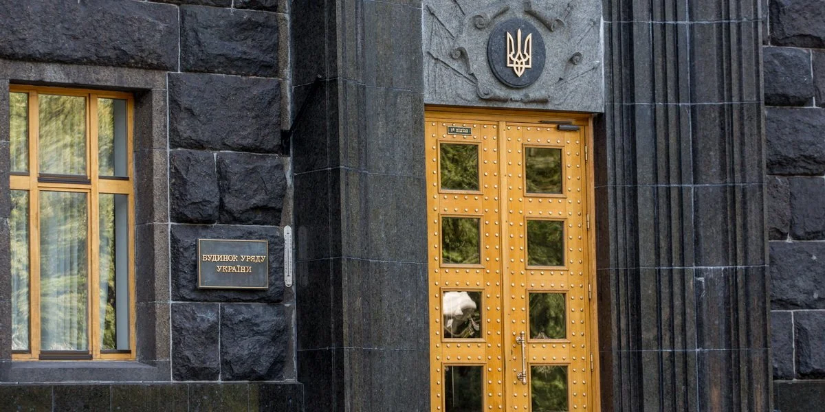 Прем'єр-міністр Сергій Корецький за робочим столом під час засідання Кабінету Міністрів України