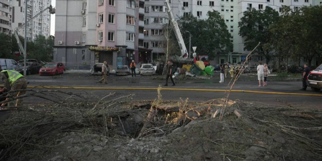 Руйнування в Києві після нічної атаки балістичними ракетами.